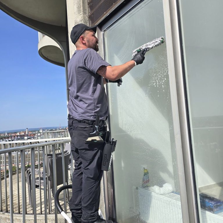 Osman Ünal von Magnifik Clean bei der Fensterreinigung in Augsburg